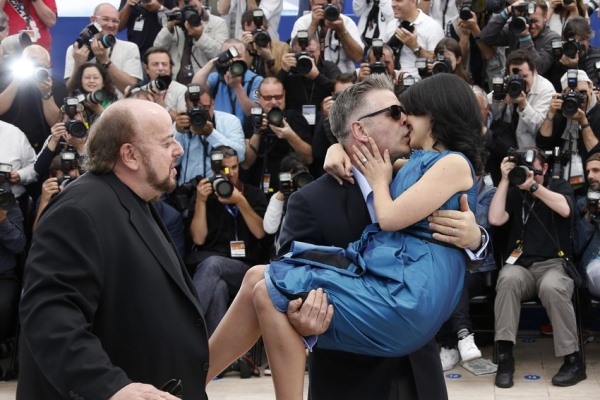 
	
	Alec Baldwin đang hôn vợ mình, Hilaria Thomas trong buổi công chiếu bộ phim "Seduced and Abandoned" trong liên hoan phim Cannes lần thứ 66, 21/05/2013.